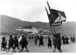 Tibetexpedition, Militärparade © Bundesarchiv.