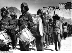  Tibetexpedition, Shigatse, Truppenparade © Bundesarchiv.